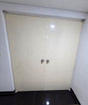 관악구 봉천동 양개형 출입문 원형 손잡이 교체 전