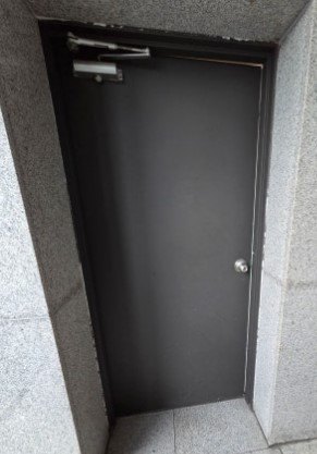 성남 분당 상가 검정색 출입문 원형 손잡이 교체 전