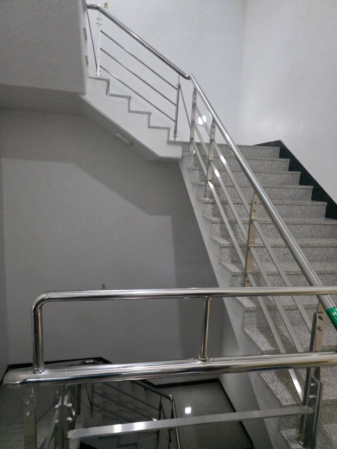 관공서 건물 계단 안전망 설치 전