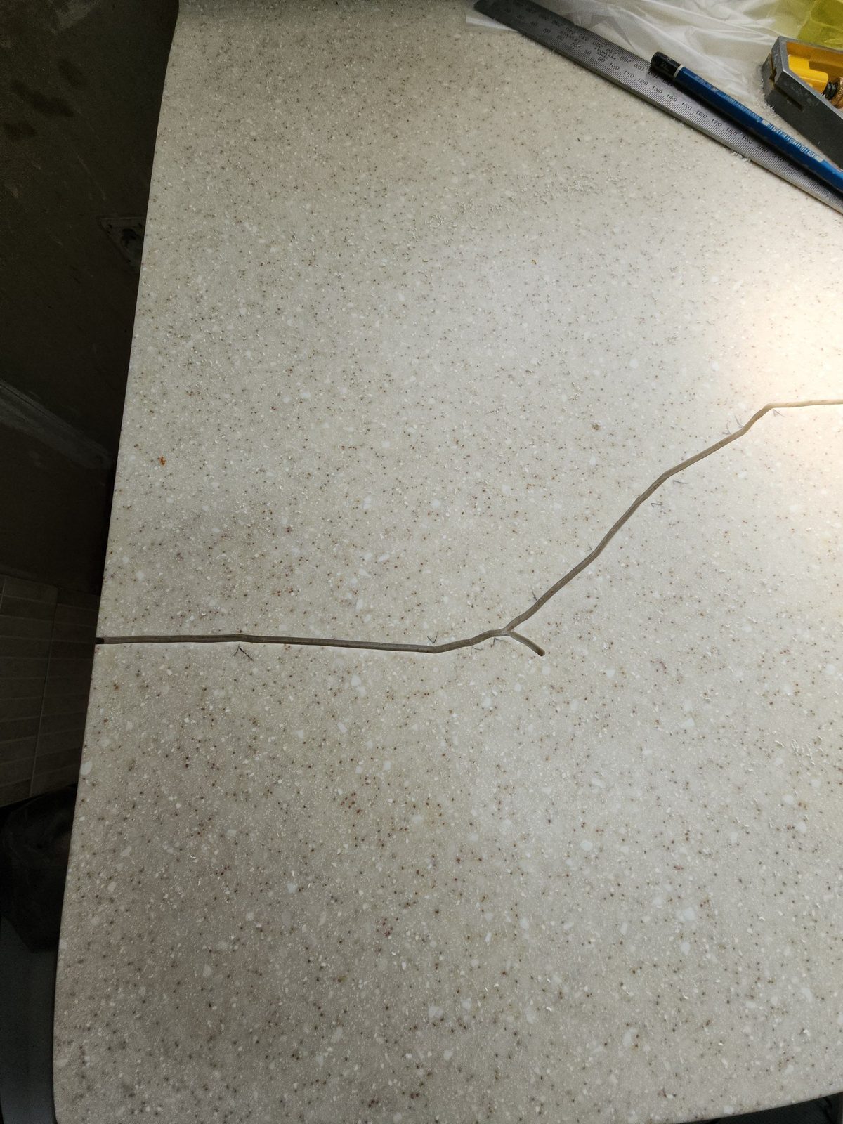 싱크대 인조대리석 상판에 발생한 균열